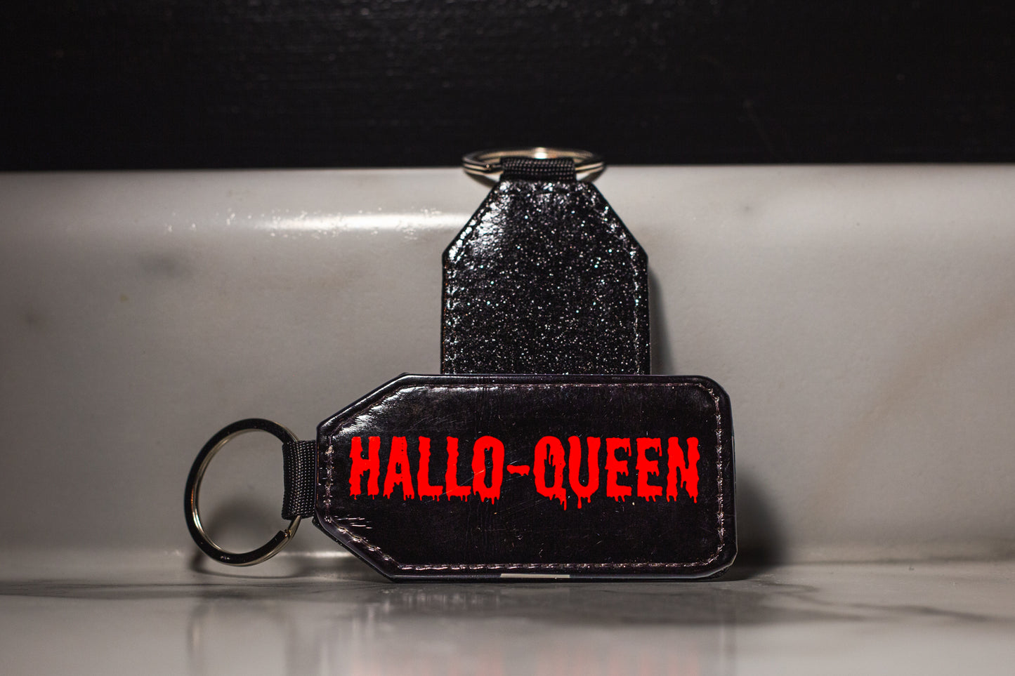 Hallo-Queen Keychain (red) w/ black glitter back