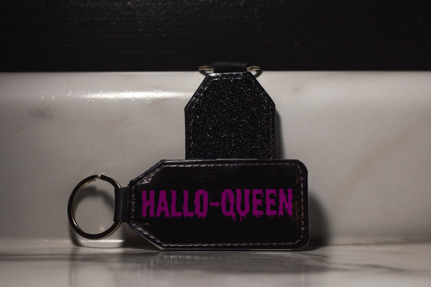 Hallo-Queen Keychain (purple) w/ black glitter back
