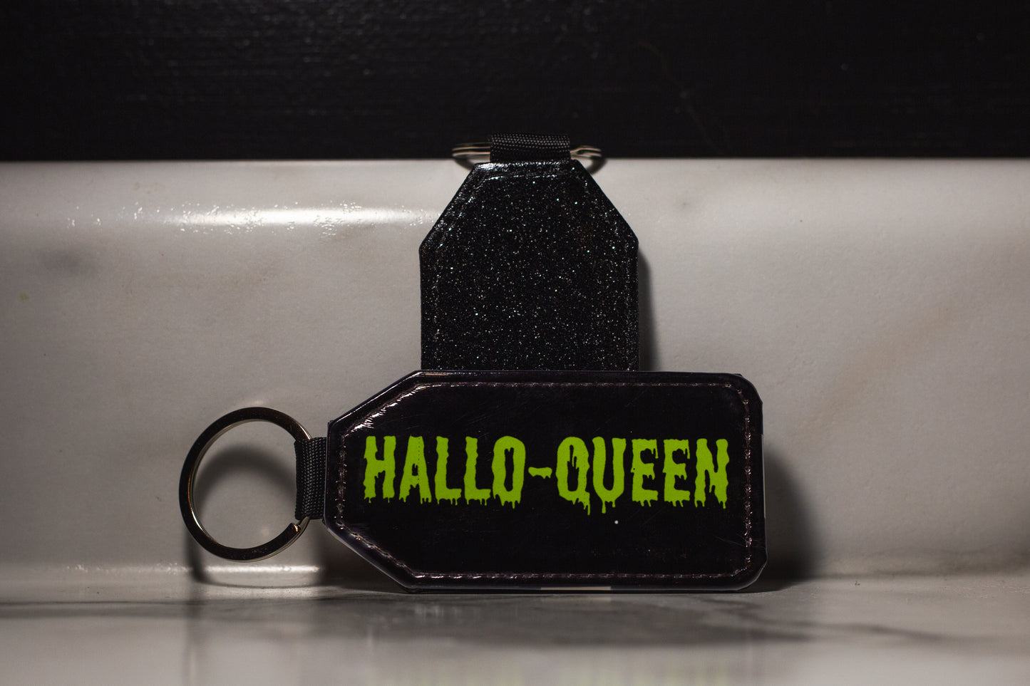 Hallo-Queen Keychain (green) w/ black glitter back