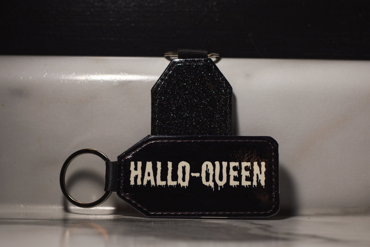 Hallo-Queen Keychain (white) w/ black glitter back